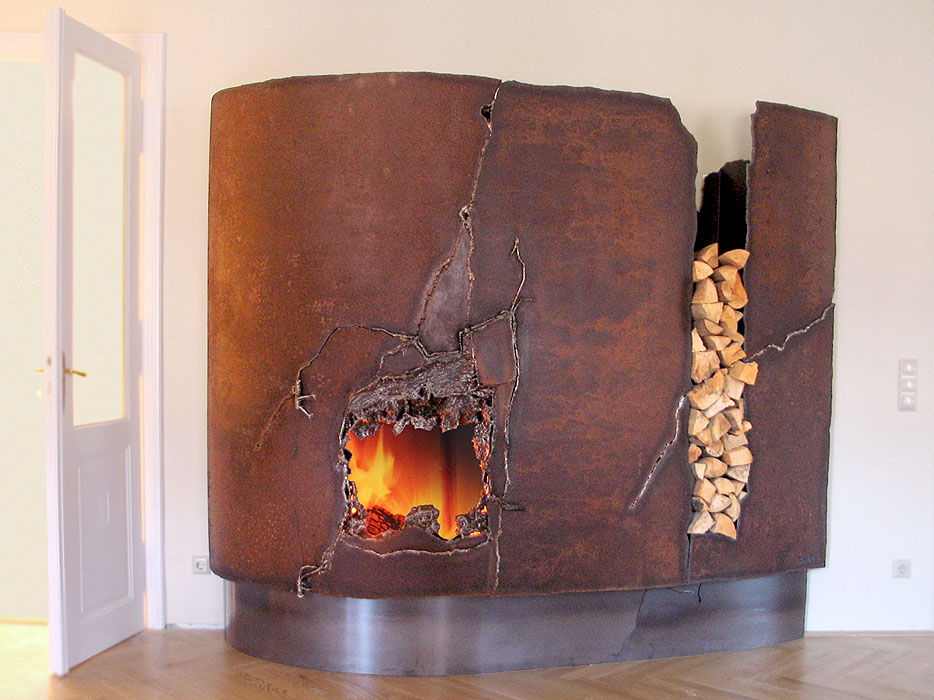 Rostige Kaminverkleidung mit geschweißte Aufbrüche für Brennraum und Holz-Scheite